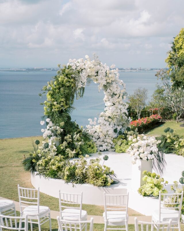 https://eventflowerwall.com/wp-content/uploads/2024/12/Beautiful-Greenery-and-White-Flower-Circle-Wedding-Arch-for-Romantic-Ceremonies-6.jpg