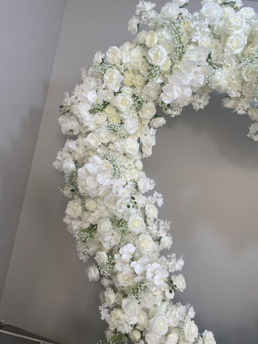 Chic Heart-Shaped Arch with White Roses and Baby’s Breath for Romantic Wedding Decor