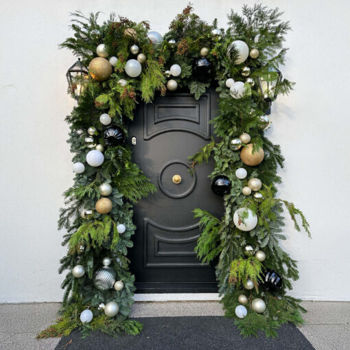 Create Magical Christmas Memories with Balloon Arch for Family Gatherings