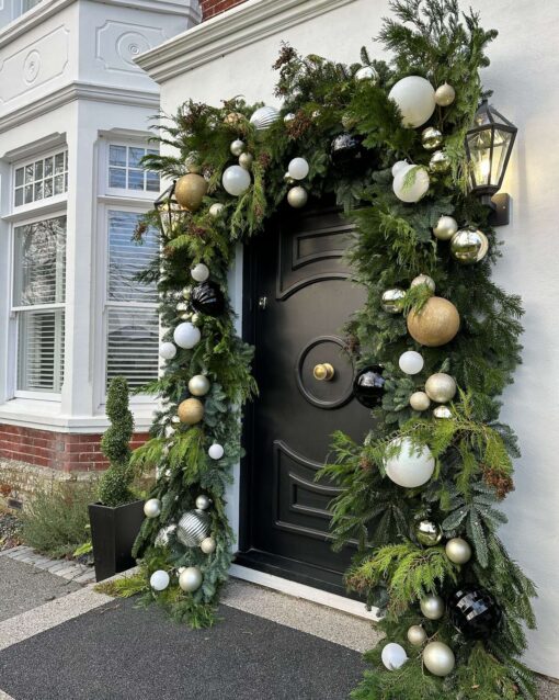 Create Magical Christmas Memories with Balloon Arch for Family Gatherings