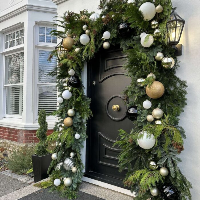Create Magical Christmas Memories with Balloon Arch for Family Gatherings