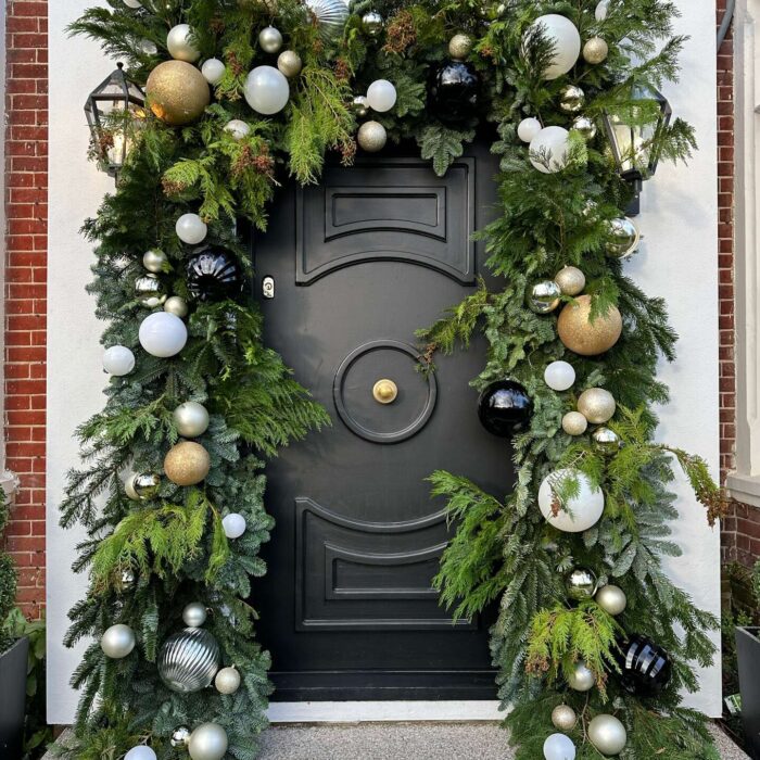 Create Magical Christmas Memories with Balloon Arch for Family Gatherings