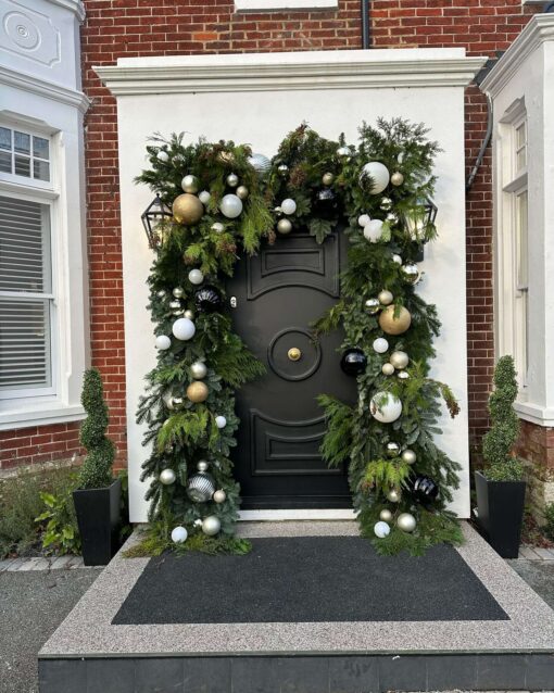 Create Magical Christmas Memories with Balloon Arch for Family Gatherings
