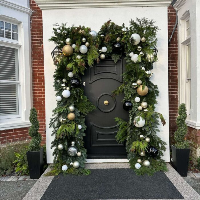Create Magical Christmas Memories with Balloon Arch for Family Gatherings