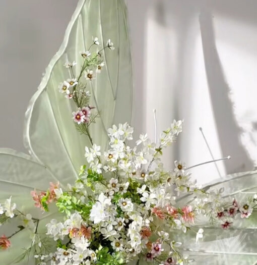 Elegant Organic Butterfly Backdrop with White and Green Gradient for Fresh Themes