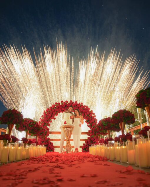 Glamorous Round Arch with Soft Roses for an Elegant Proposal