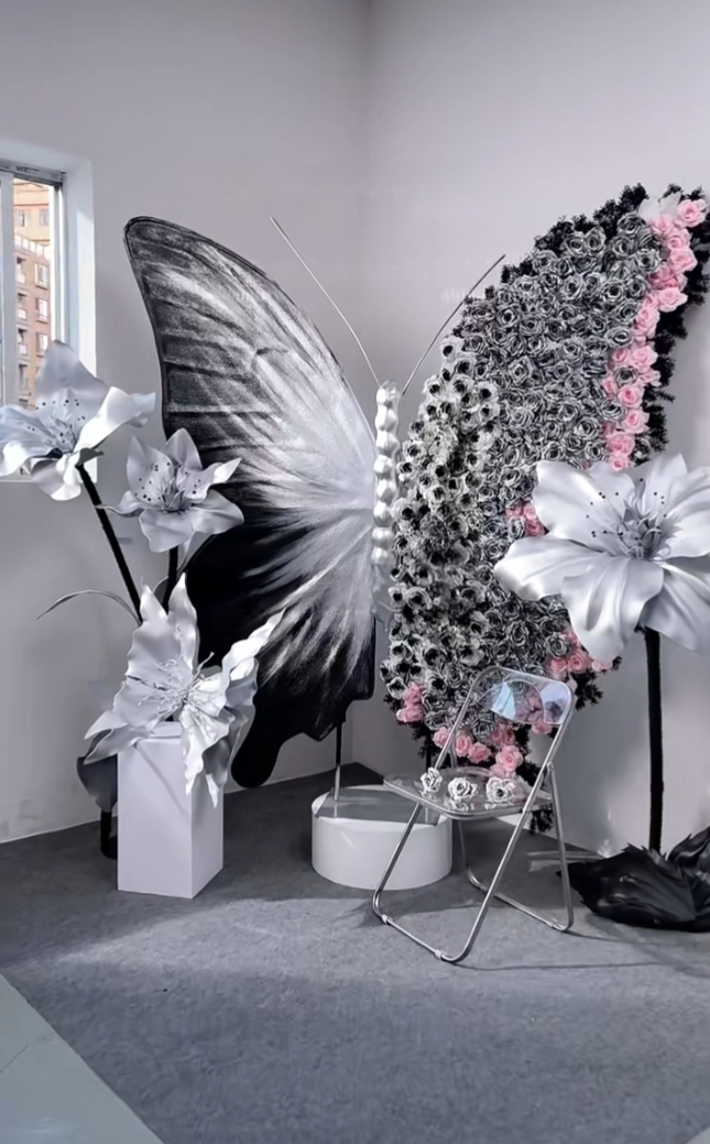Luxury Black and Silver Gradient Butterfly Decor with Pink Rose Arrangement
