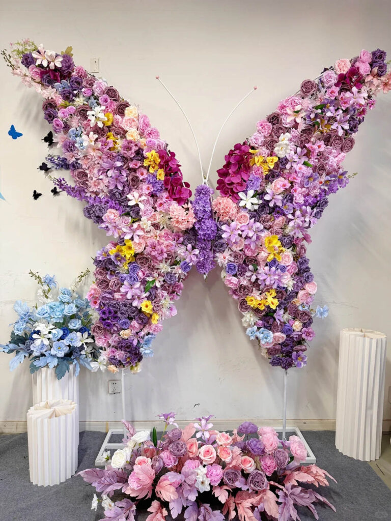 Fondo de lujo con mariposas y arreglos florales multicolores para eventos memorables