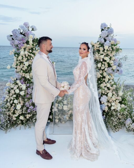 Open Arch Wedding Backdrop with White Roses: A Symbol of Love and Elegance