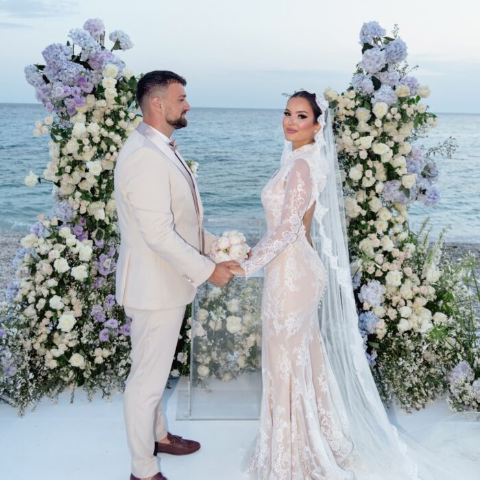 Open Arch Wedding Backdrop with White Roses: A Symbol of Love and Elegance