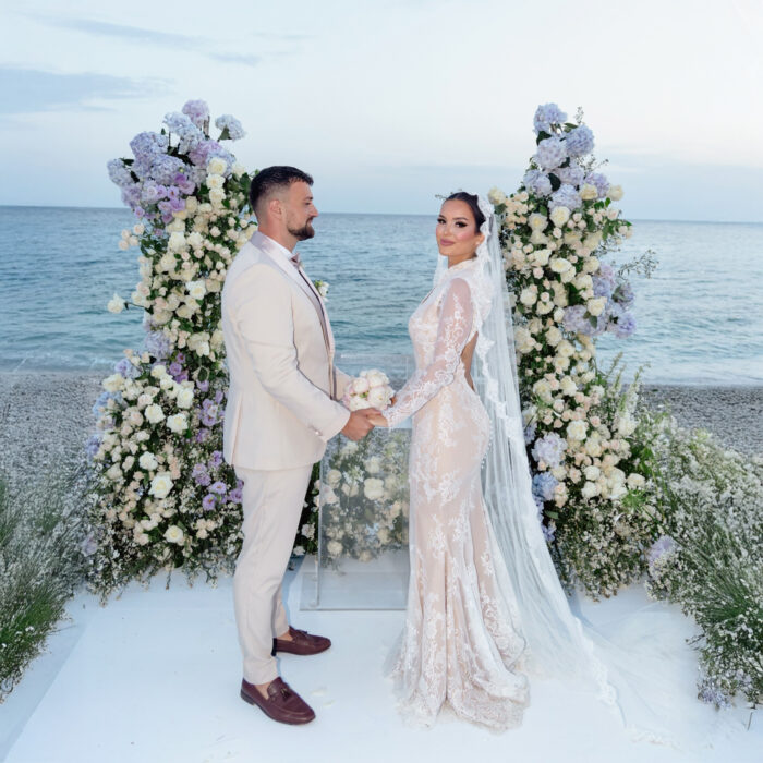 Open Arch Wedding Backdrop with White Roses: A Symbol of Love and Elegance