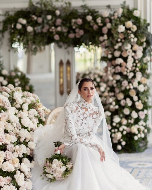 Sophisticated Luxury Wedding Decor: Greenery Arch with White Roses for a Perfect Wedding